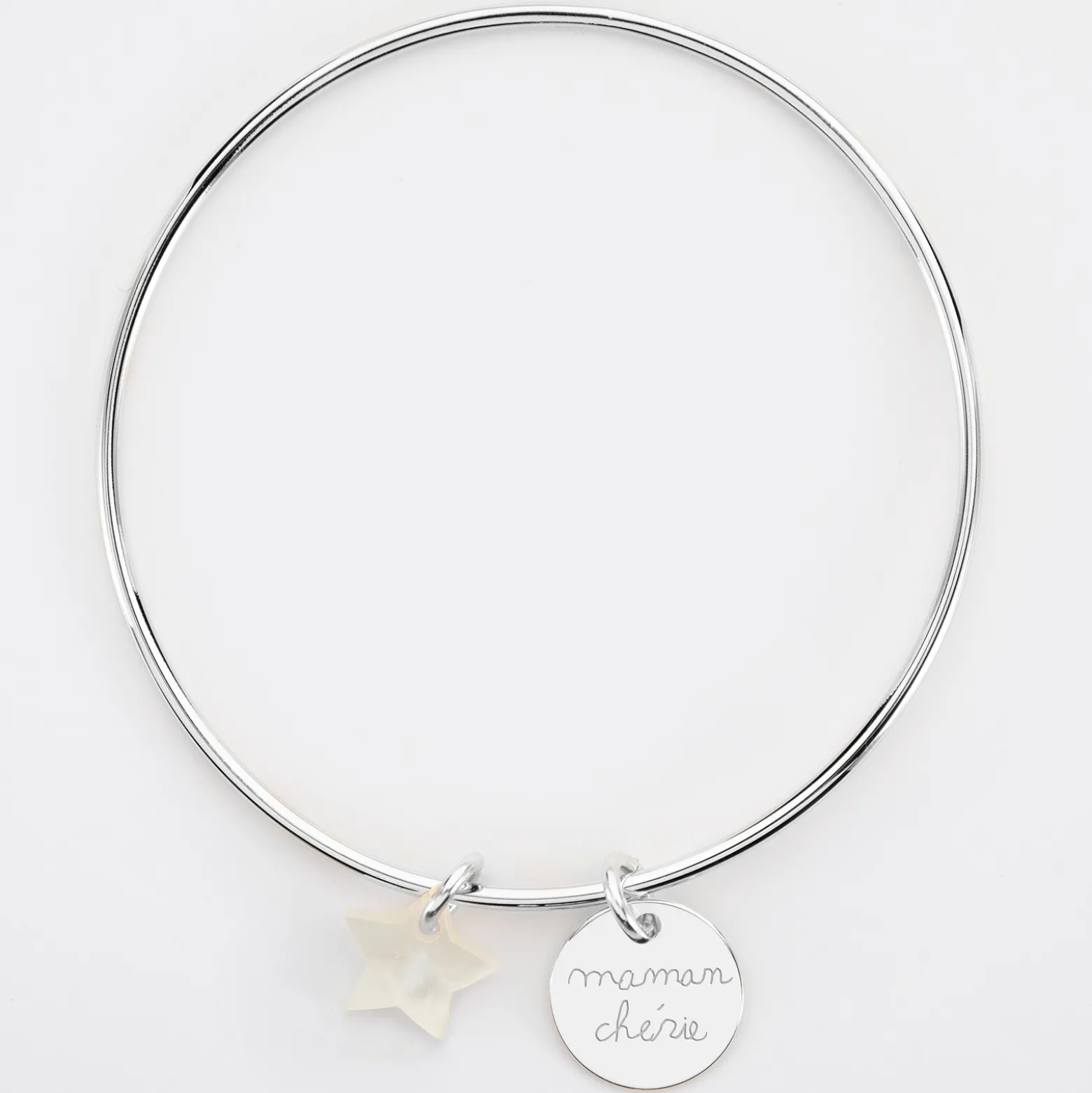 Bracelet personnalisé jonc argent médaille gravée 15 mm et breloque nacre 10 mm