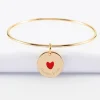 Bracelet personnalisé jonc plaqué or médaille gravée coeur émail rouge 19 mm - HappyBulle x Atelier Wagram