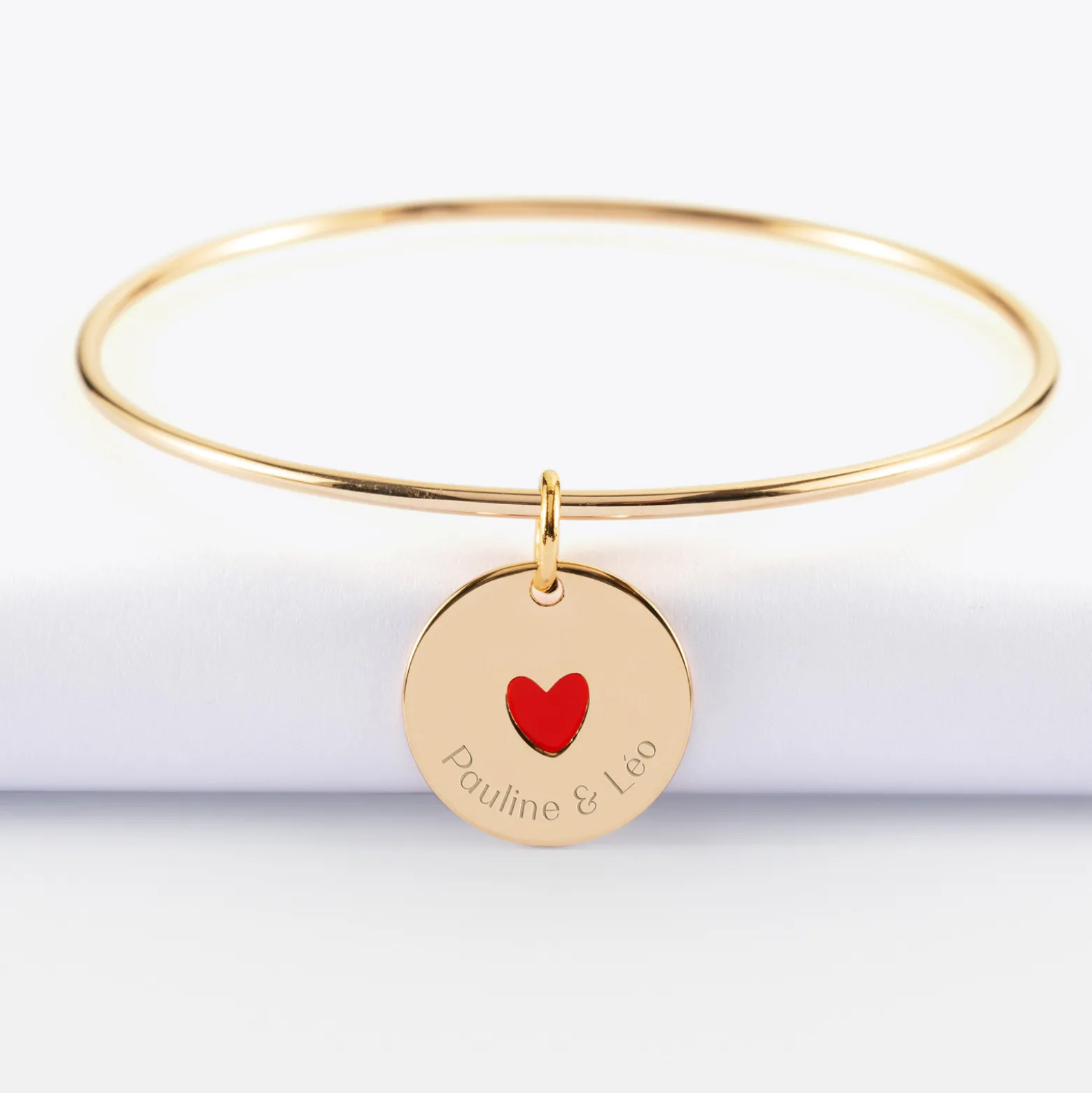 Bracelet personnalisé jonc plaqué or médaille gravée coeur émail rouge 19 mm - HappyBulle x Atelier Wagram