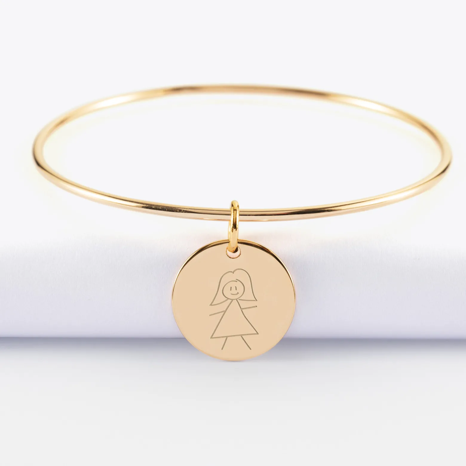 Bracelet personnalisé jonc plaqué or médaille gravée coeur émail rouge 19 mm - HappyBulle x Atelier Wagram