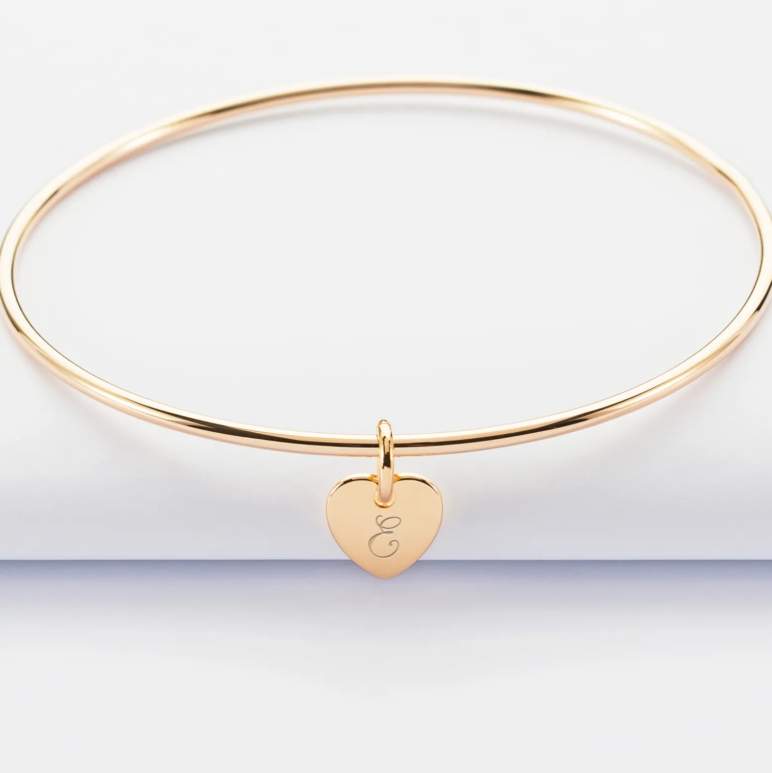 Bracelet personnalisé jonc plaqué or médaille gravée initiale coeur 10 mm