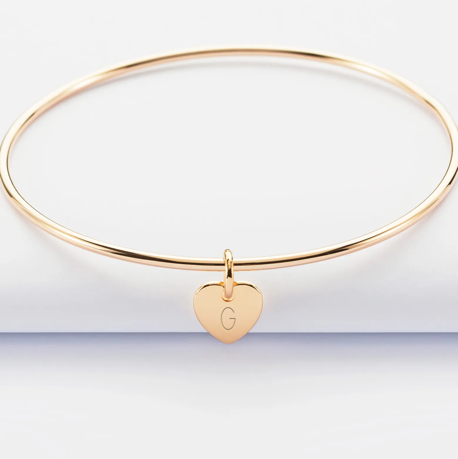 Bracelet personnalisé jonc plaqué or médaille gravée initiale coeur 10 mm