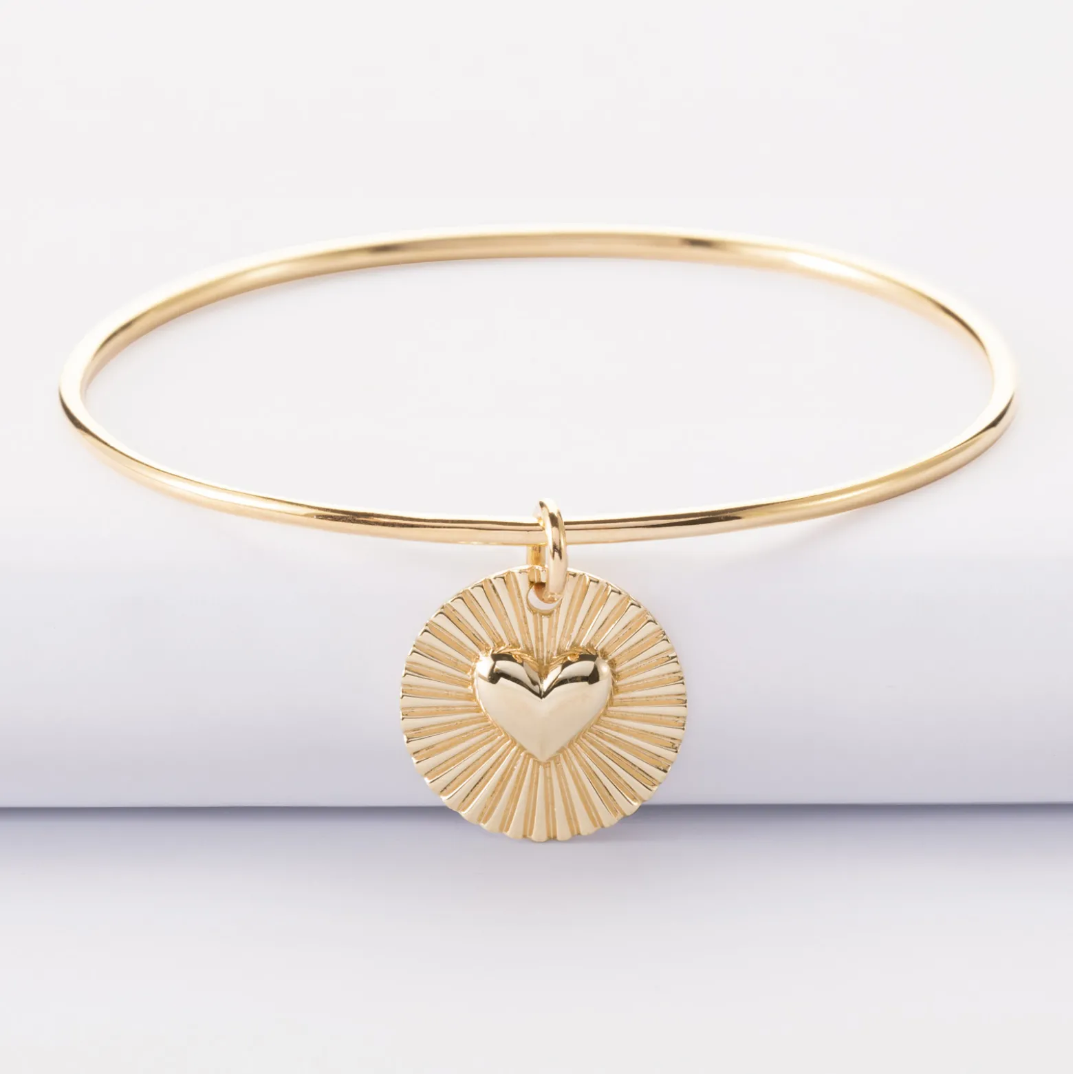 Bracelet personnalisé jonc plaqué or médaille soleil coeur bombé gravée 19 mm