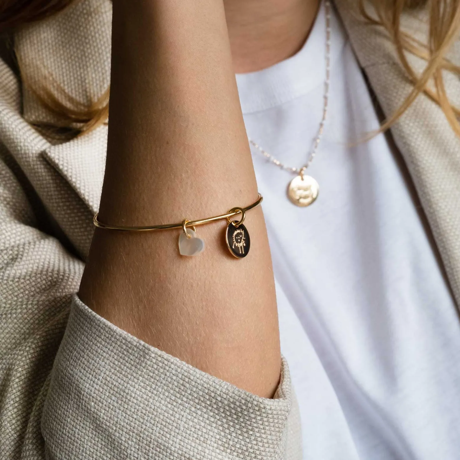 Bracelet personnalisé jonc plaqué or médaille gravée 15 mm et breloque nacre 10 mm