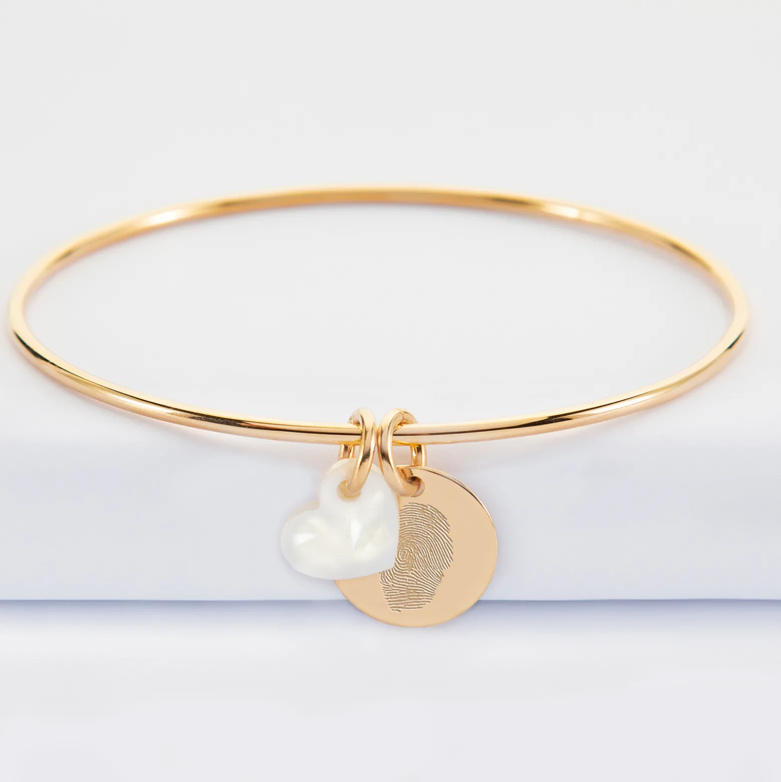 Bracelet personnalisé jonc plaqué or médaille gravée 15 mm et breloque nacre 10 mm