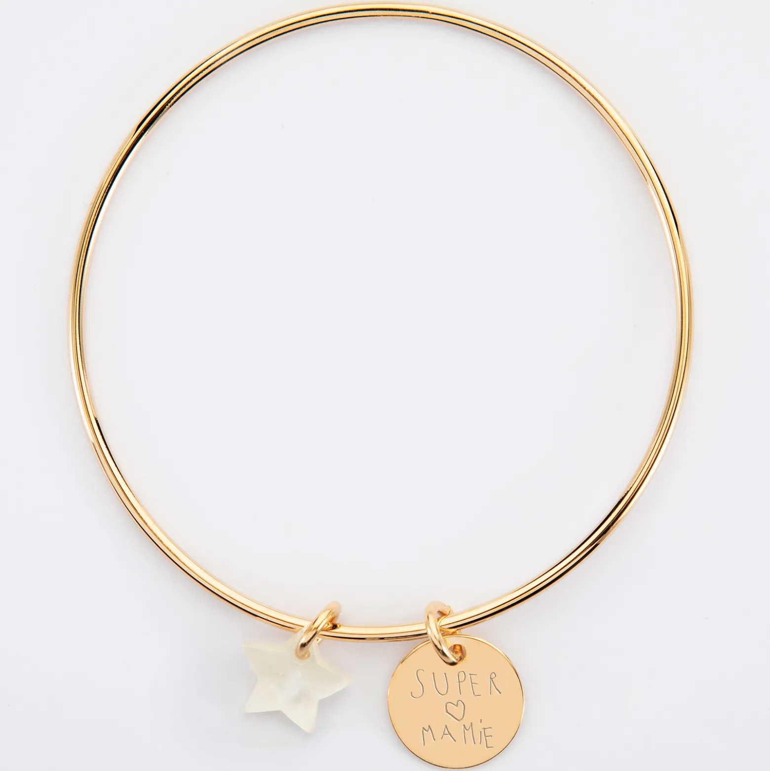 Bracelet personnalisé jonc plaqué or médaille gravée 15 mm et breloque nacre 10 mm