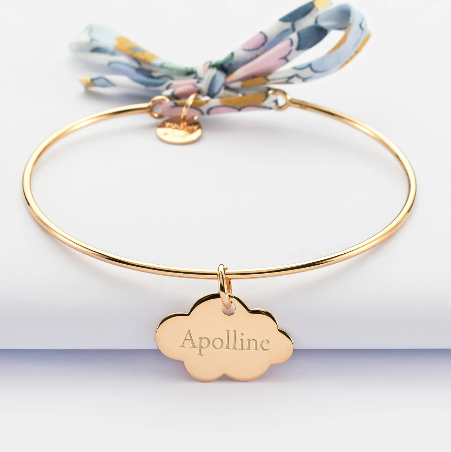 Bracelet personnalisé jonc plaqué or et cordon Liberty médaille gravée nuage 20x14 mm