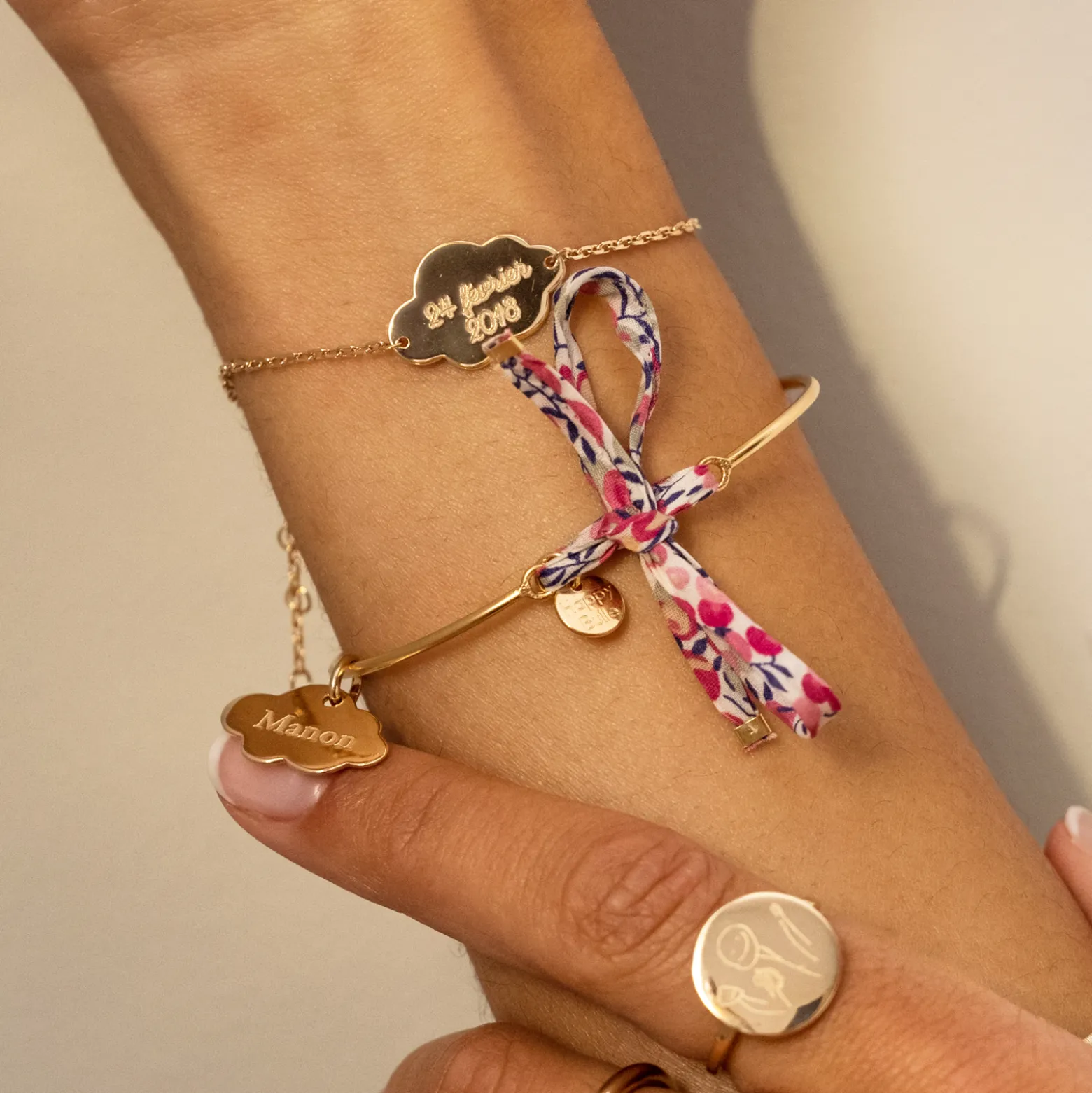 Bracelet personnalisé jonc plaqué or et cordon Liberty médaille gravée nuage 20x14 mm