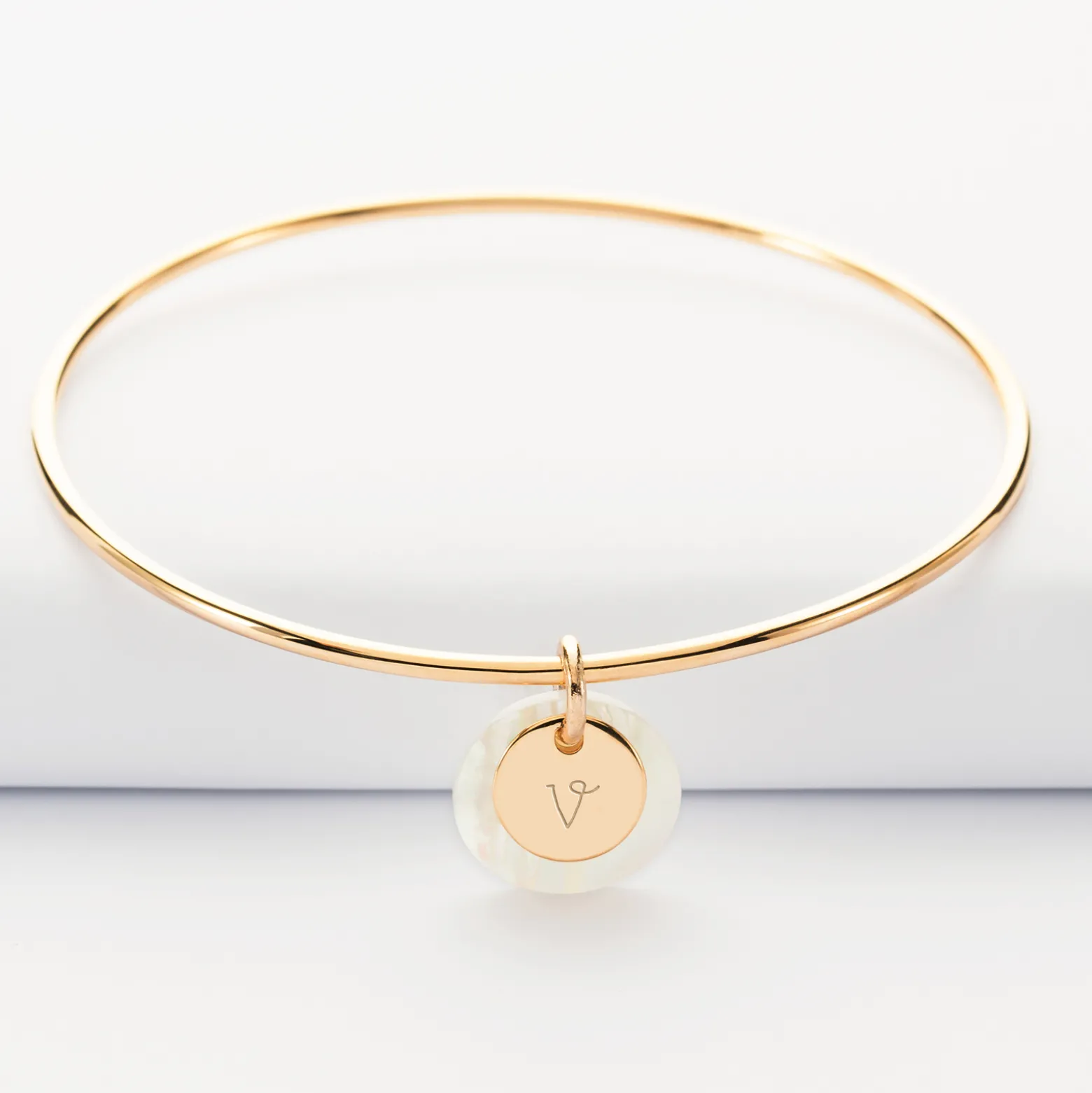 Bracelet personnalisé jonc plaqué or médaille gravée 10 mm et breloque nacre 15 mm
