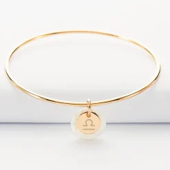 Bracelet personnalisé jonc plaqué or médaille gravée 10 mm et breloque nacre 15 mm