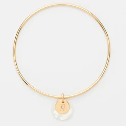 Bracelet personnalisé jonc plaqué or médaille gravée 10 mm et breloque nacre 15 mm