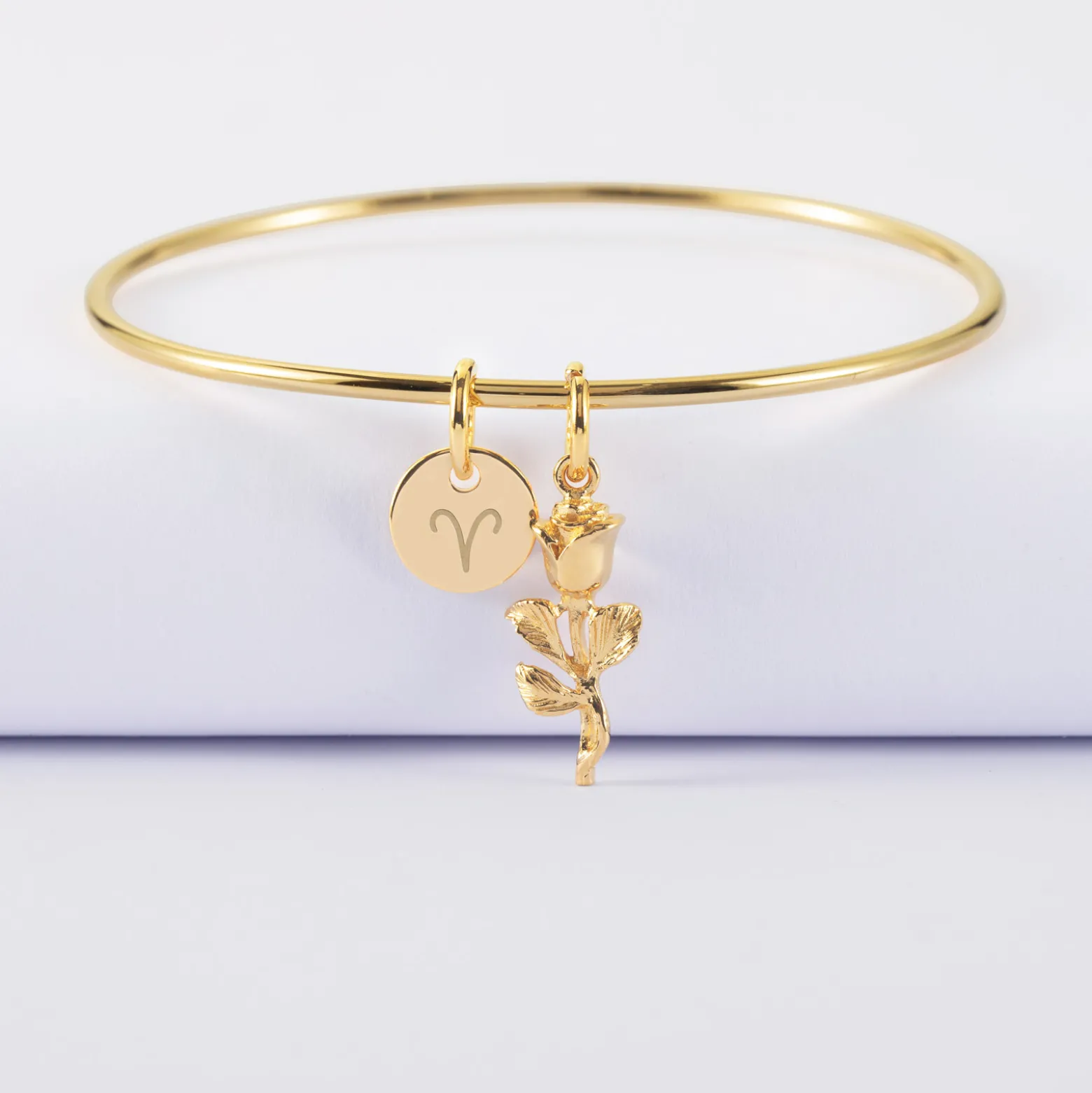 Bracelet personnalisé jonc plaqué or médaille gravée 10 mm et breloque rose 19 mm