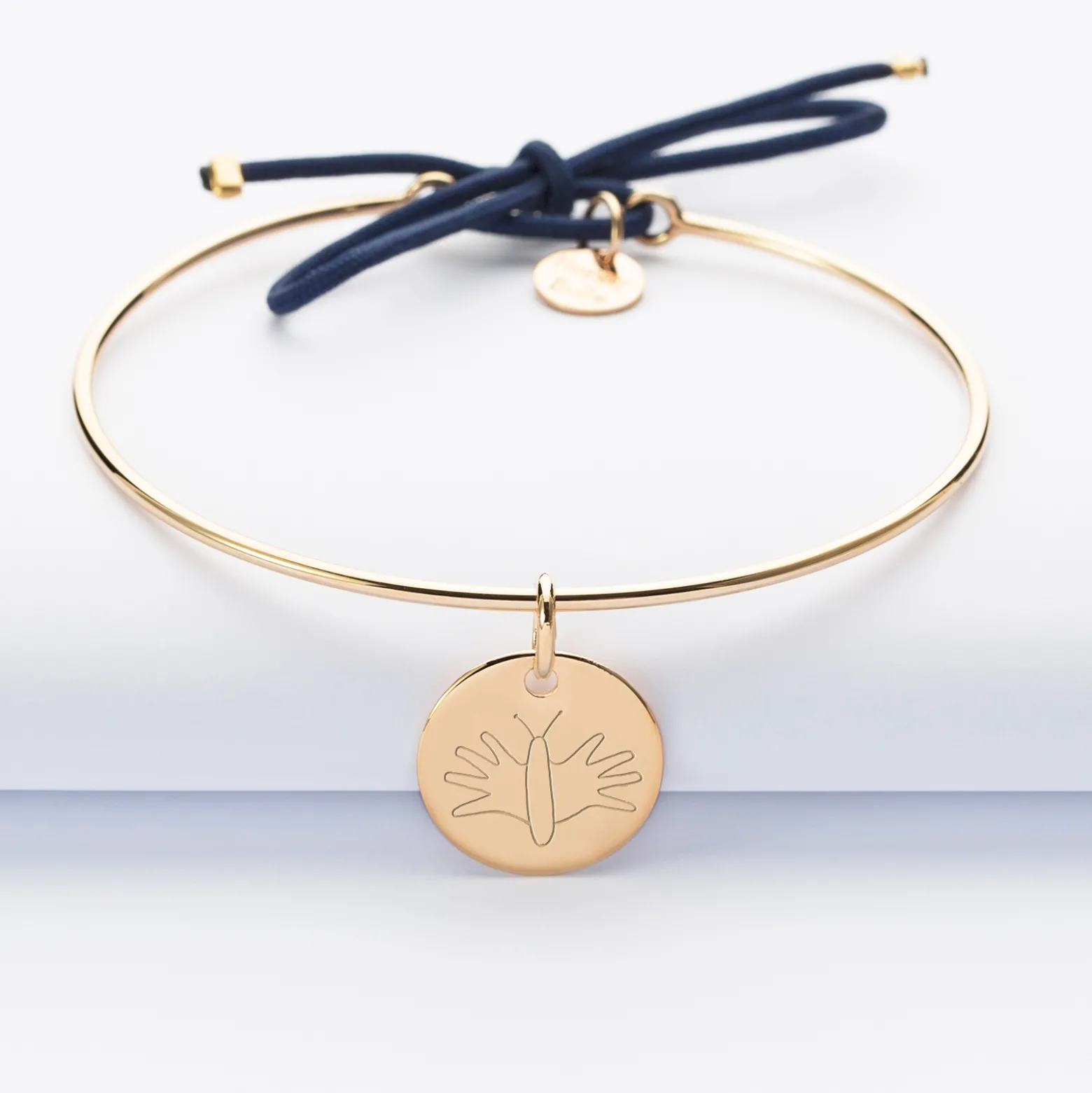 Bracelet personnalisé jonc plaqué or et cordon médaille gravée 15 mm