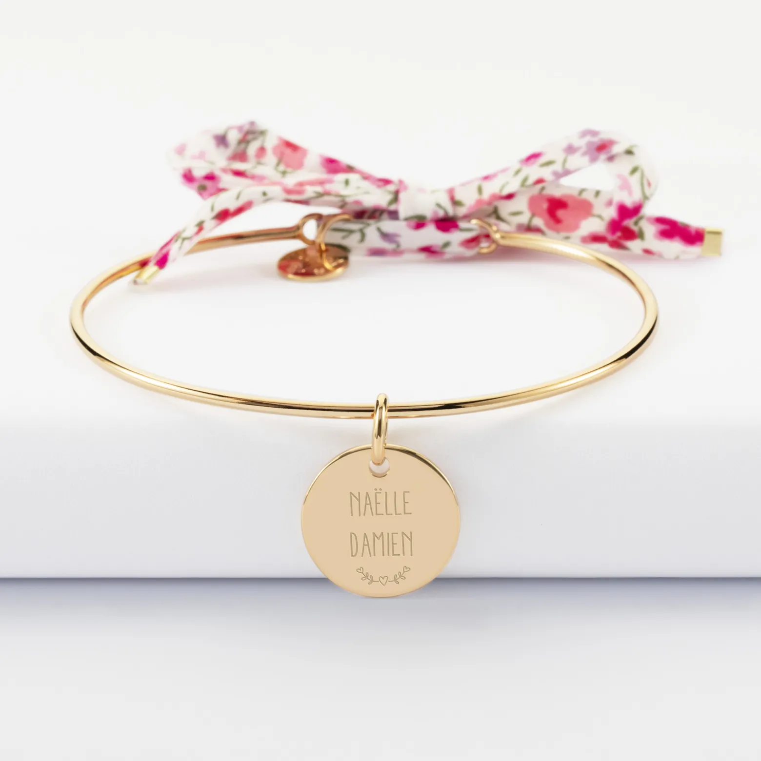 Bracelet personnalisé jonc plaqué or et cordon Liberty médaille martelée gravée 15 mm