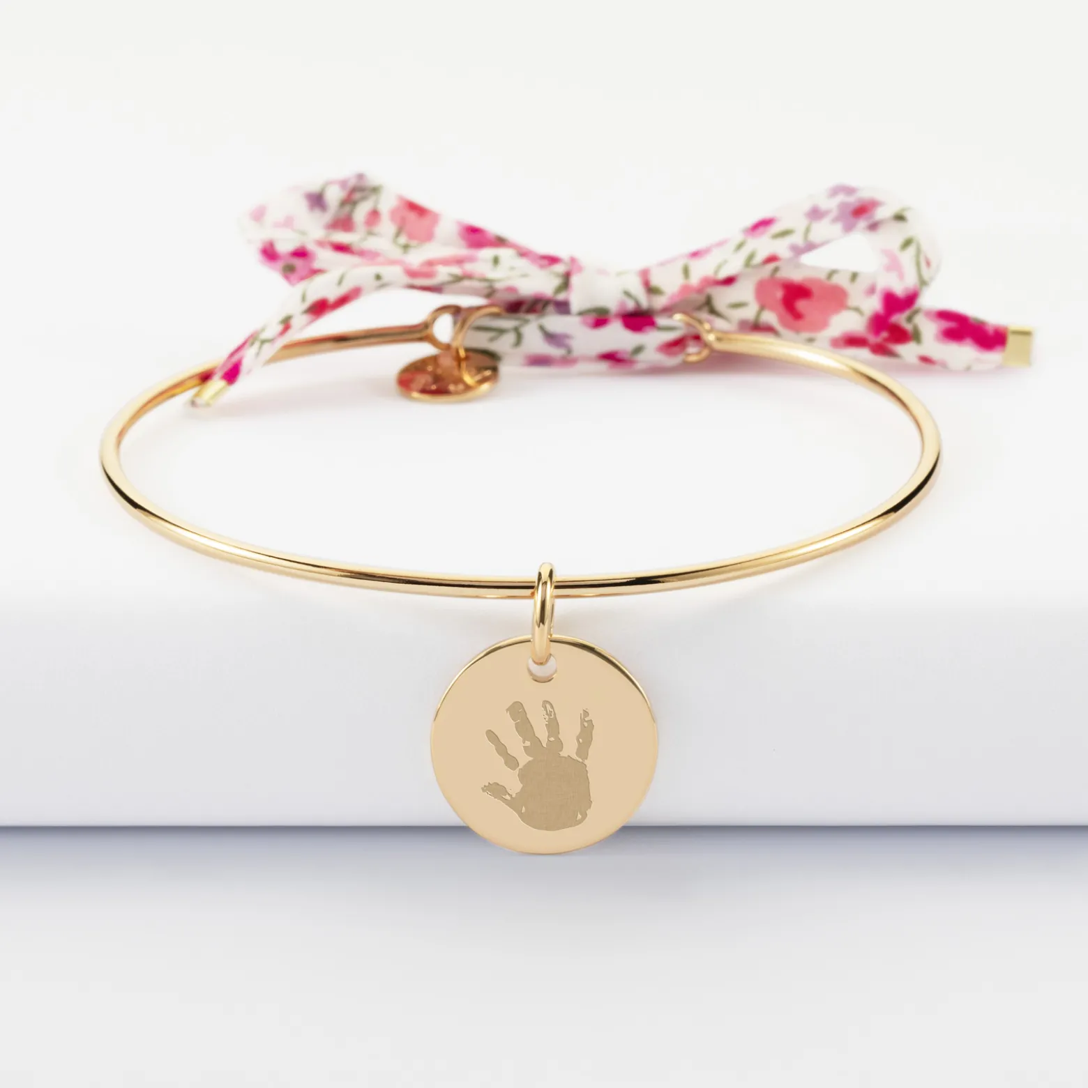 Bracelet personnalisé jonc plaqué or et cordon Liberty médaille martelée gravée 15 mm