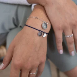Bracelet personnalisé médaille gravée argent 10 mm et breloque coeur email blanc 10 mm