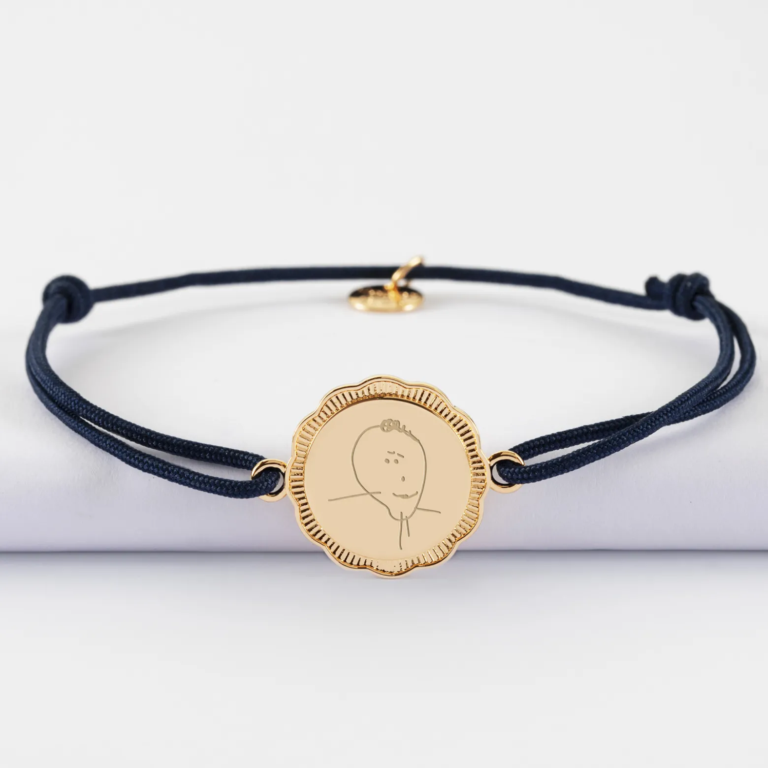 Bracelet personnalisé médaille contour fleur gravée plaqué or 2 trous 18 mm