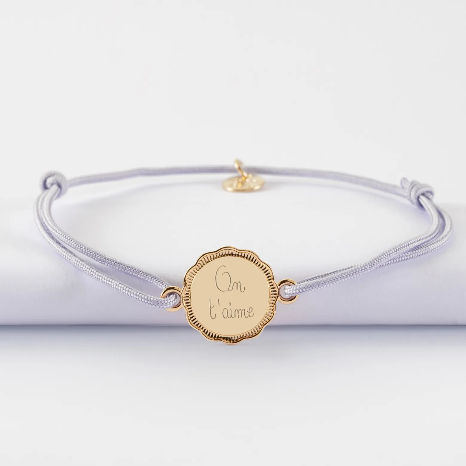 Bracelet personnalisé médaille contour fleur gravée plaqué or 2 trous 15 mm