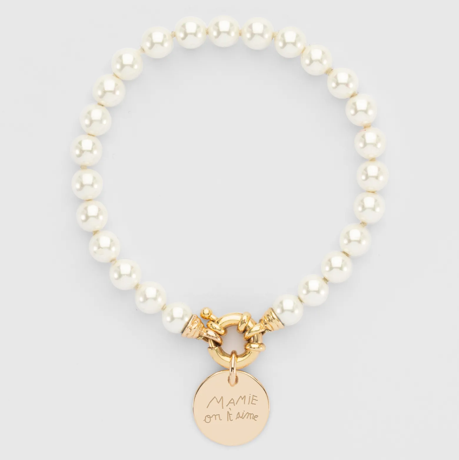 Bracelet personnalisé perles de Majorque fermoir marin médaille gravée plaqué or 15 mm