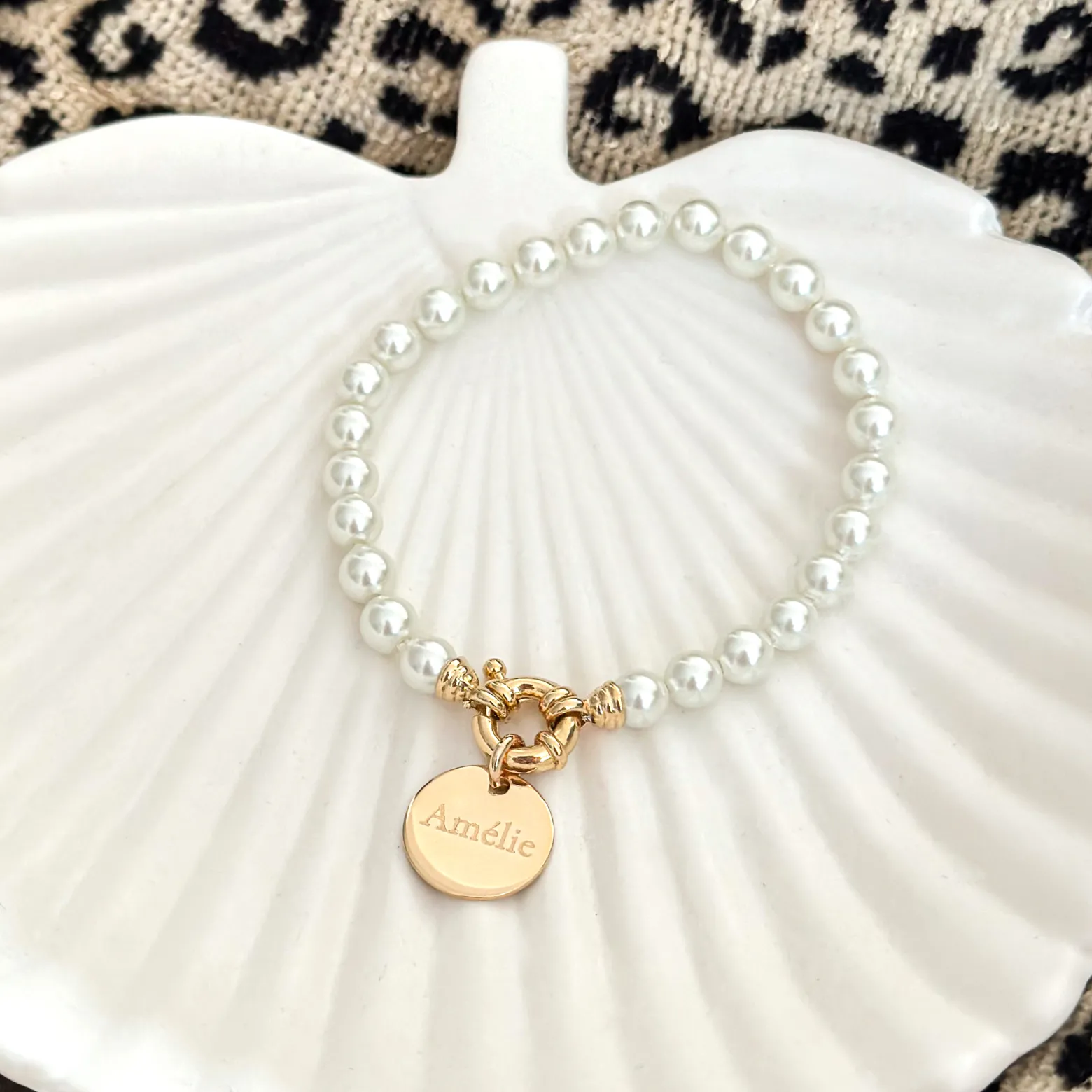 Bracelet personnalisé perles de Majorque fermoir marin médaille gravée plaqué or 15 mm