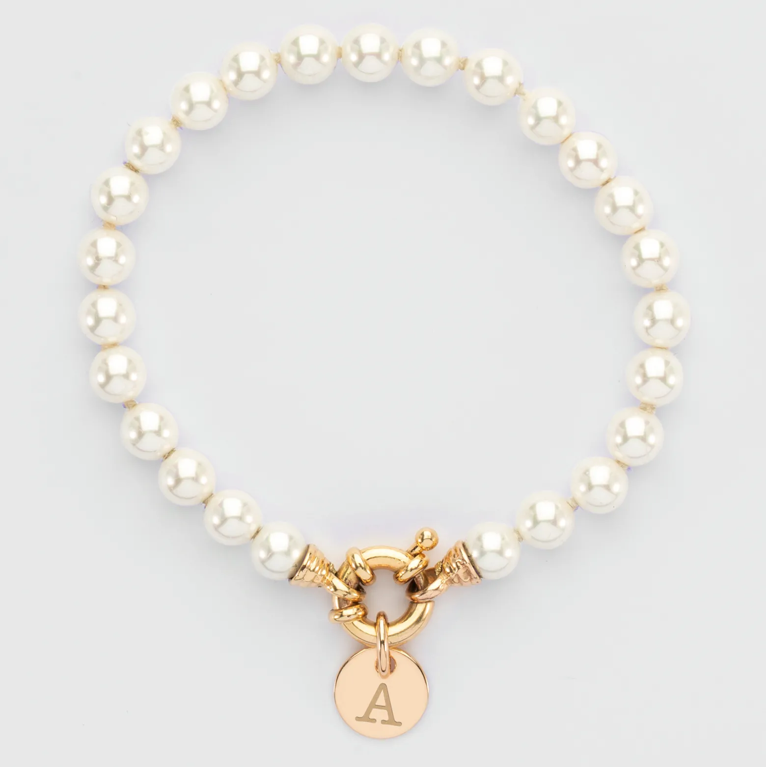 Bracelet personnalisé perles de Majorque fermoir marin médaille gravée plaqué or 10 mm