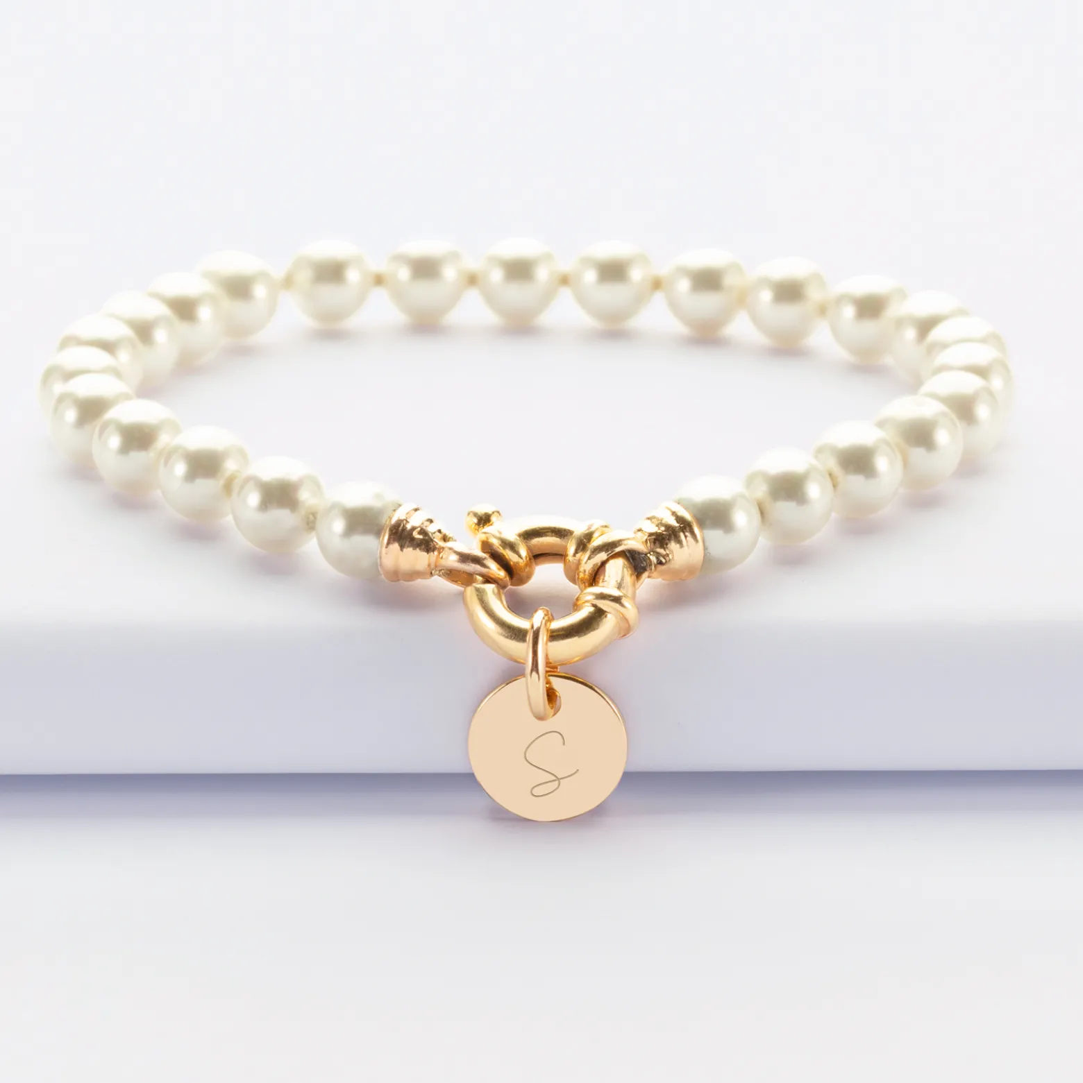 Bracelet personnalisé perles de Majorque fermoir marin médaille gravée plaqué or 10 mm
