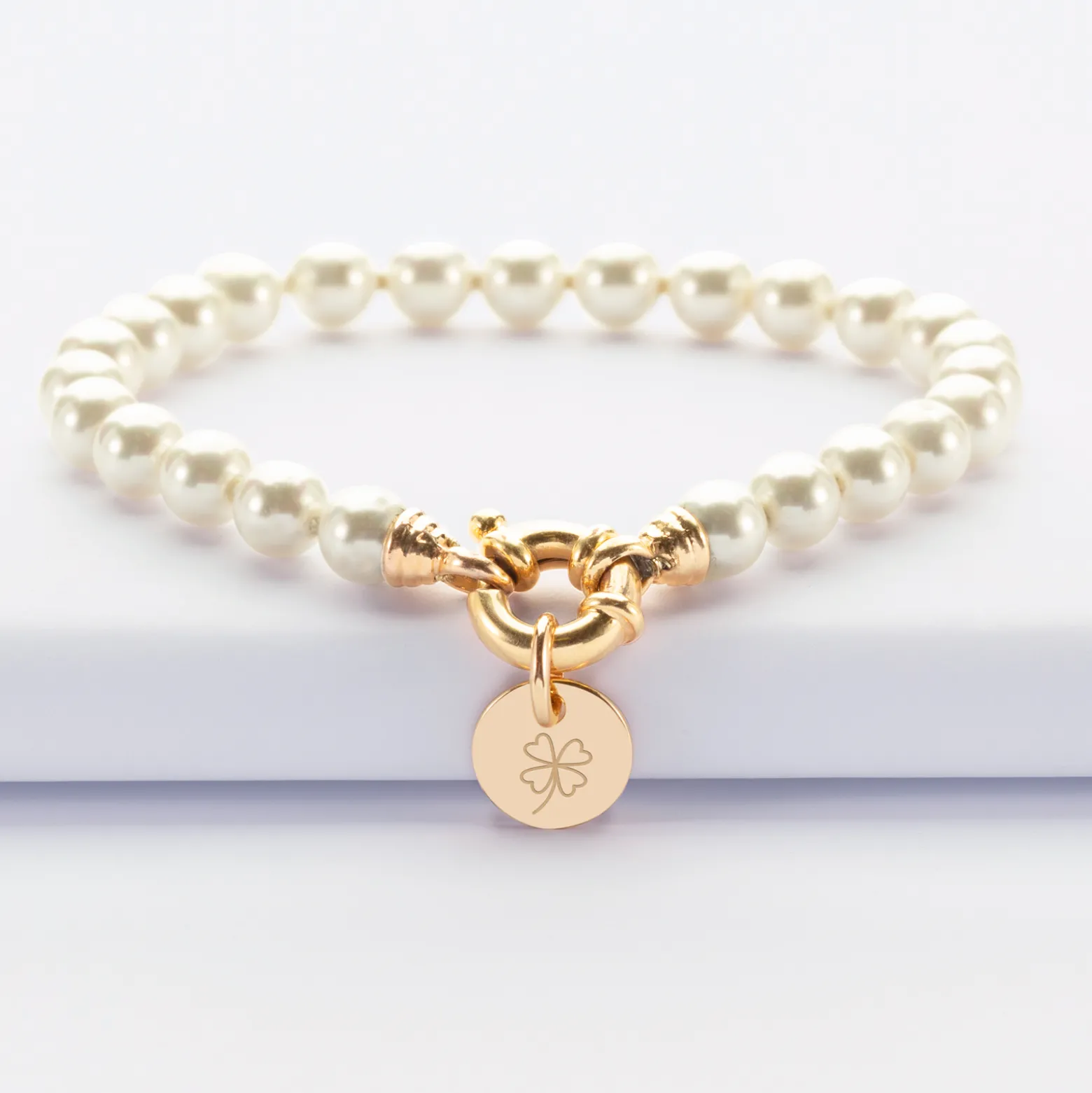 Bracelet personnalisé perles de Majorque fermoir marin médaille gravée plaqué or 10 mm