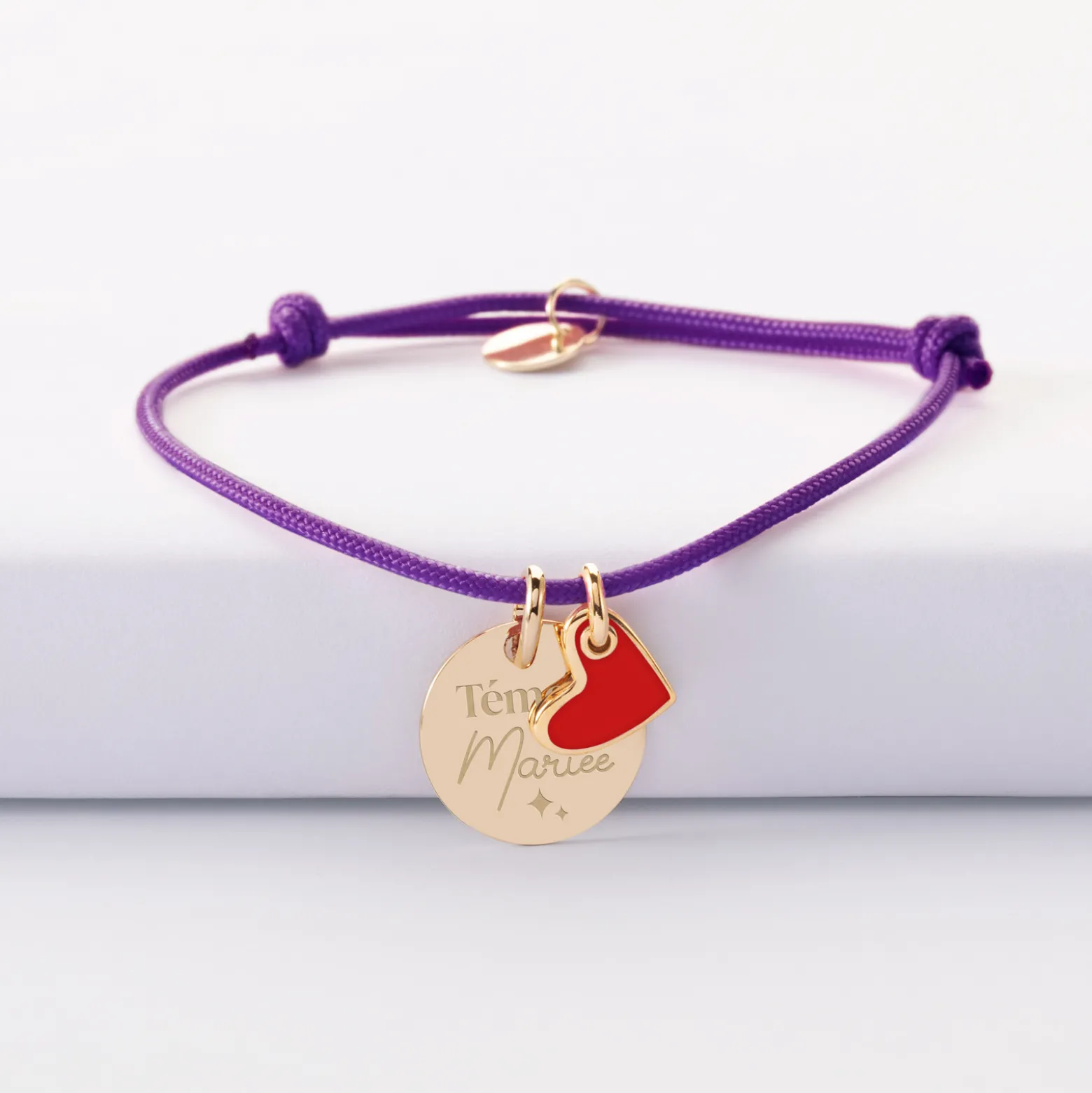 Bracelet Témoin personnalisé médaille gravée plaqué or 15 mm et breloque coeur email 10 mm