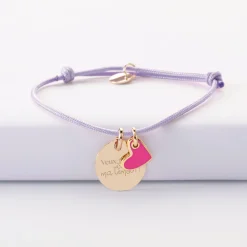 Bracelet Témoin personnalisé médaille gravée plaqué or 15 mm et breloque coeur email 10 mm