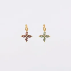 Breloque fleur pétales zircons plaqué or 10 mm