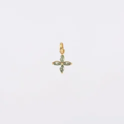 Breloque fleur pétales zircons plaqué or 10 mm