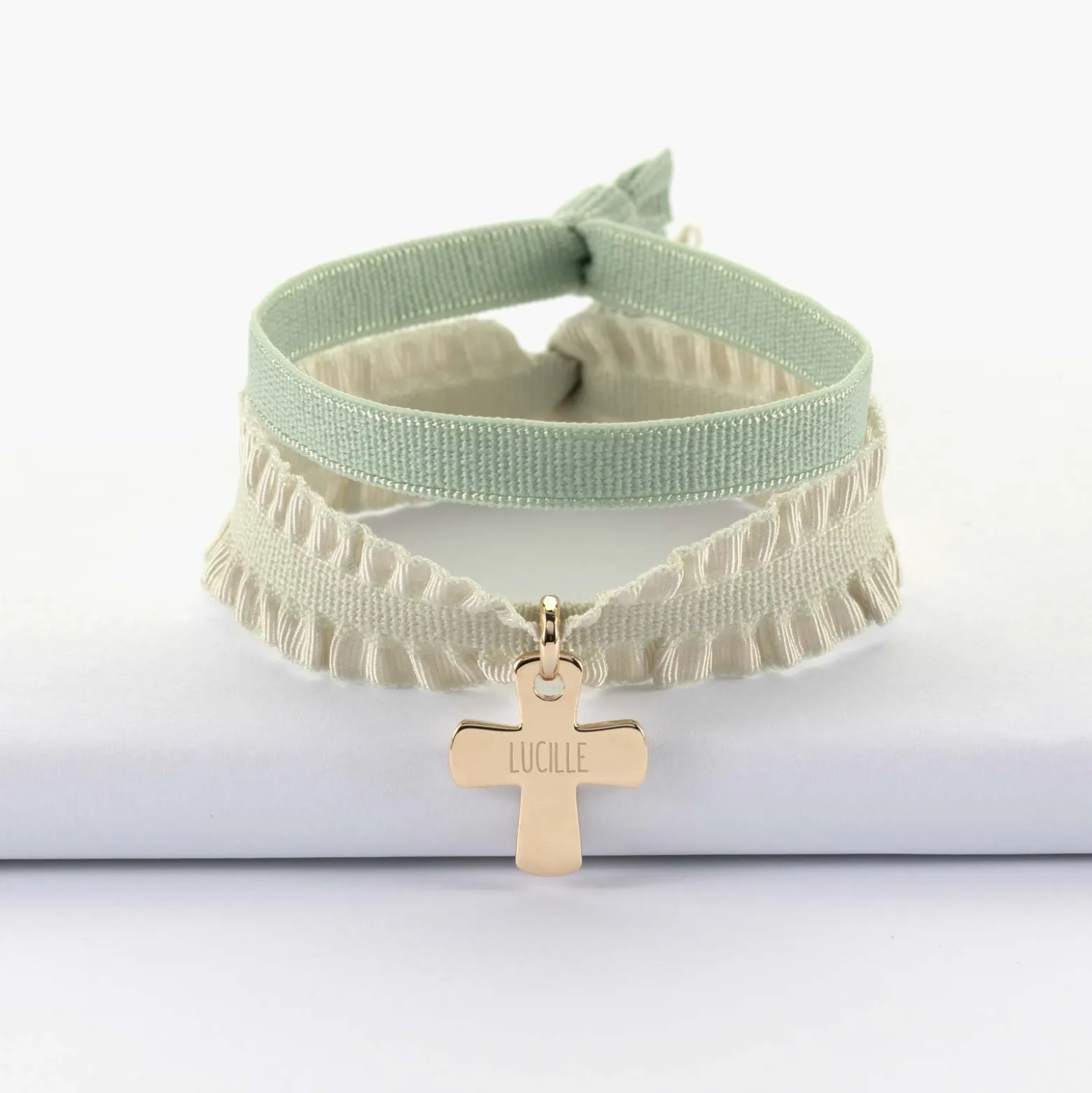 Coffret de bracelets enfant personnalisés cordons élastiques interchangeables médaille gravée plaqué or croix 15x13 mm