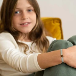 Coffret de bracelets enfant personnalisés cordons élastiques interchangeables médaille gravée plaqué or 10 mm
