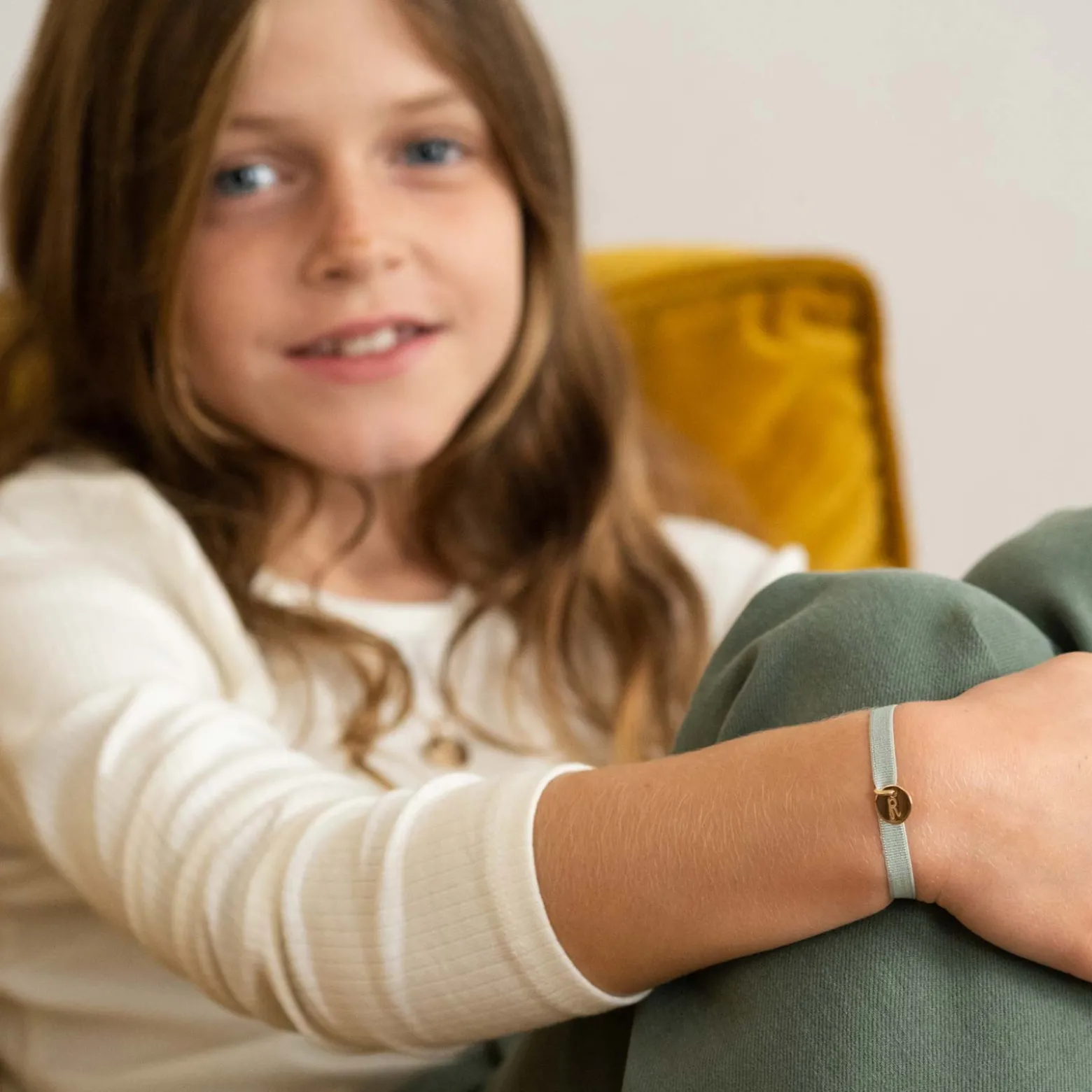 Coffret de bracelets enfant personnalisés cordons élastiques interchangeables médaille gravée plaqué or 10 mm