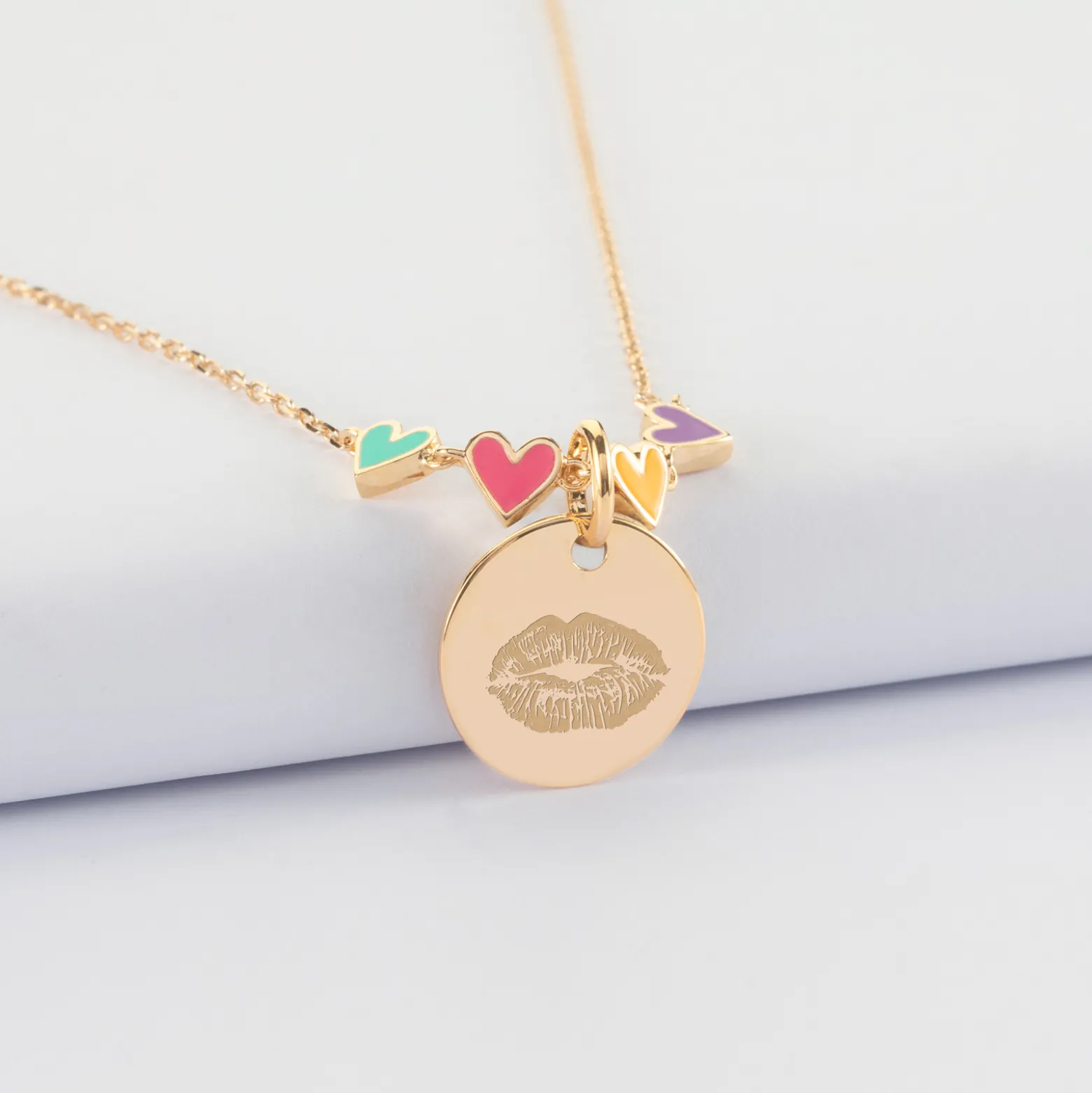 Collier enfant cœur email multicolore personnalisé médaille gravée plaqué or 15 mm