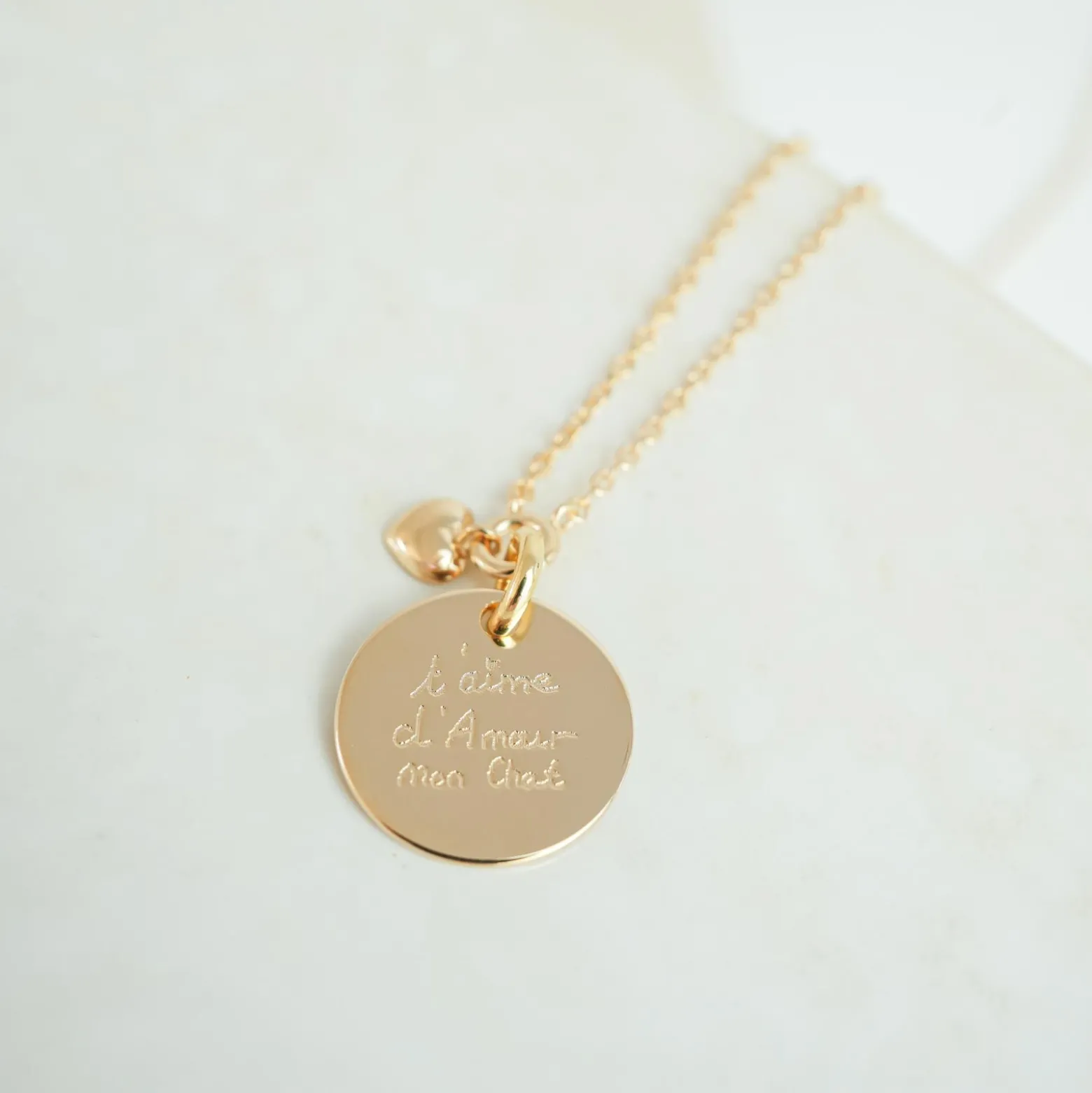 Collier mini coeur bombé personnalisé médaille gravée plaqué or 15 mm