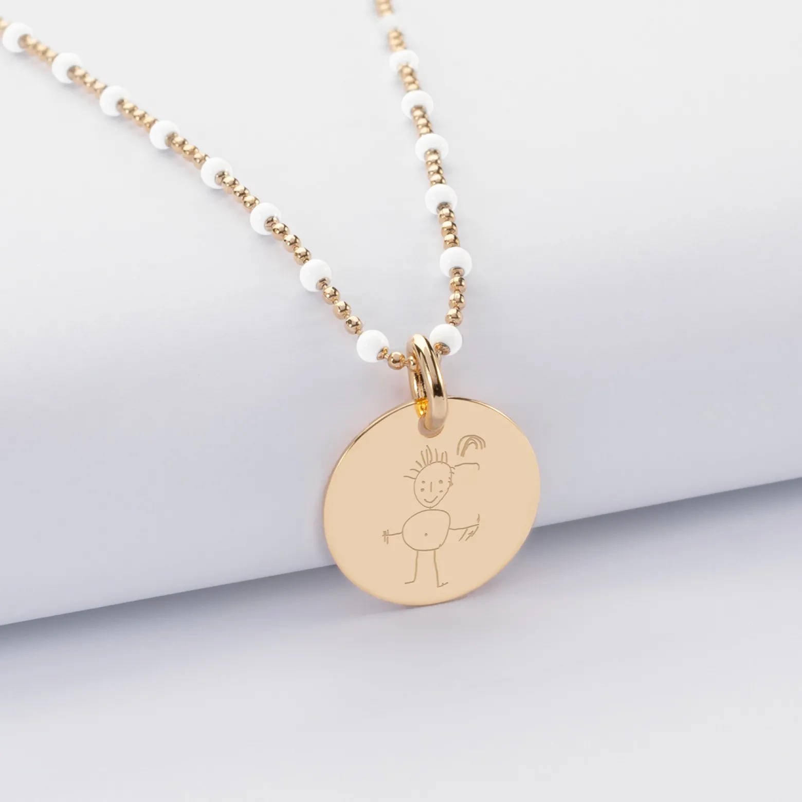 Collier perles colorées personnalisé médaille gravée plaqué or 15 mm
