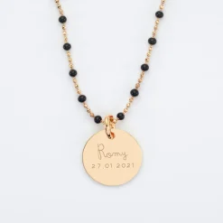 Collier perles colorées personnalisé médaille gravée plaqué or 15 mm