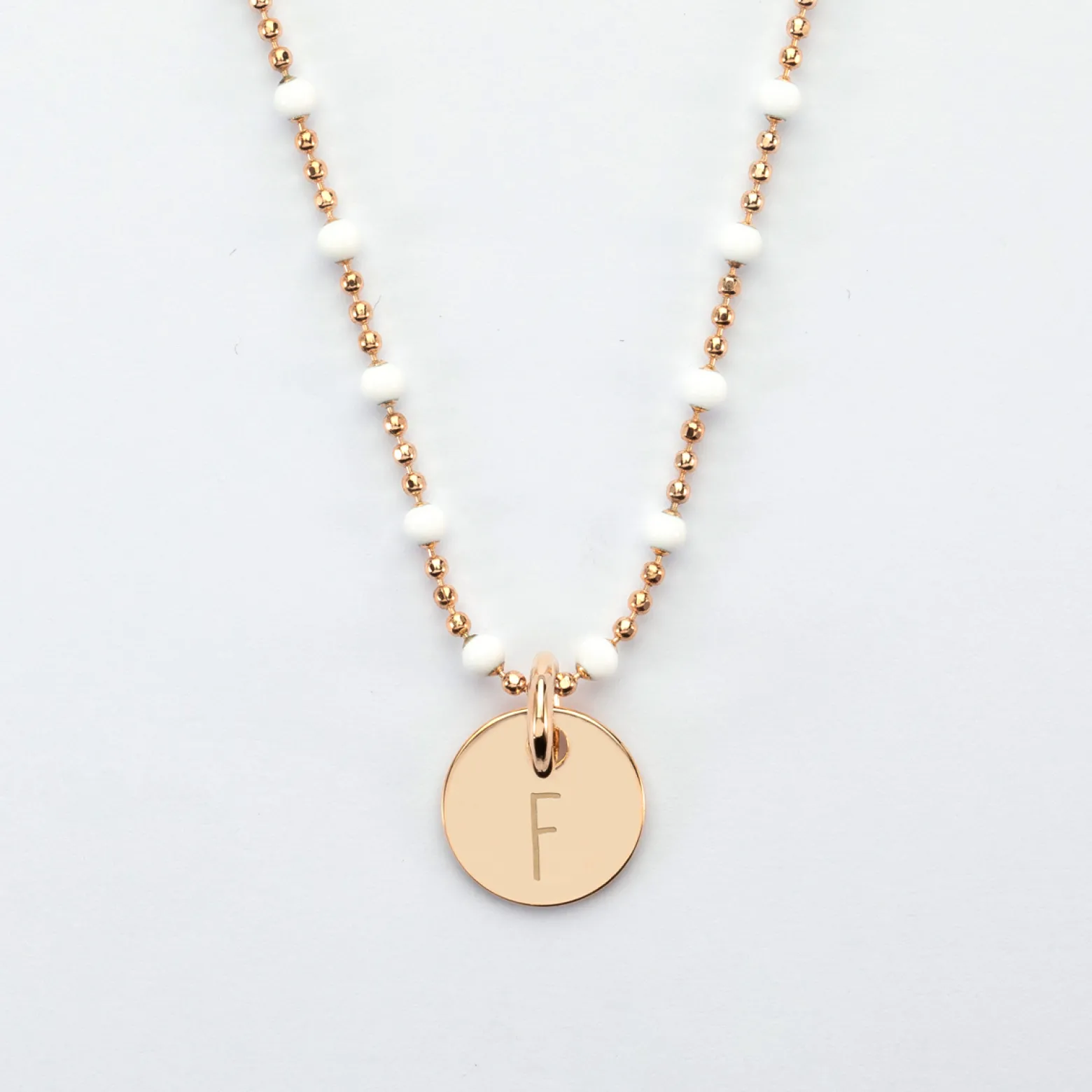 Collier perles colorées personnalisé médaille gravée plaqué or 10 mm