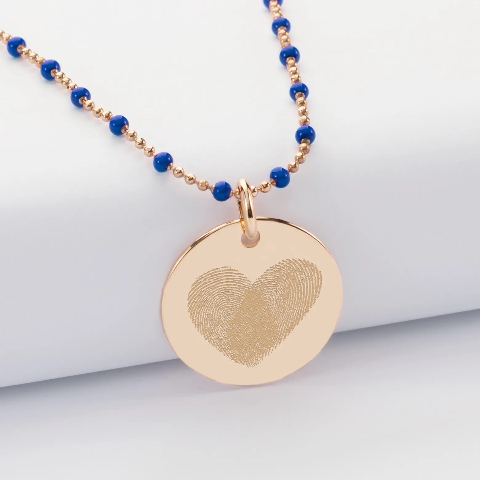 Collier perles colorées personnalisé médaille gravée plaqué or 19 mm