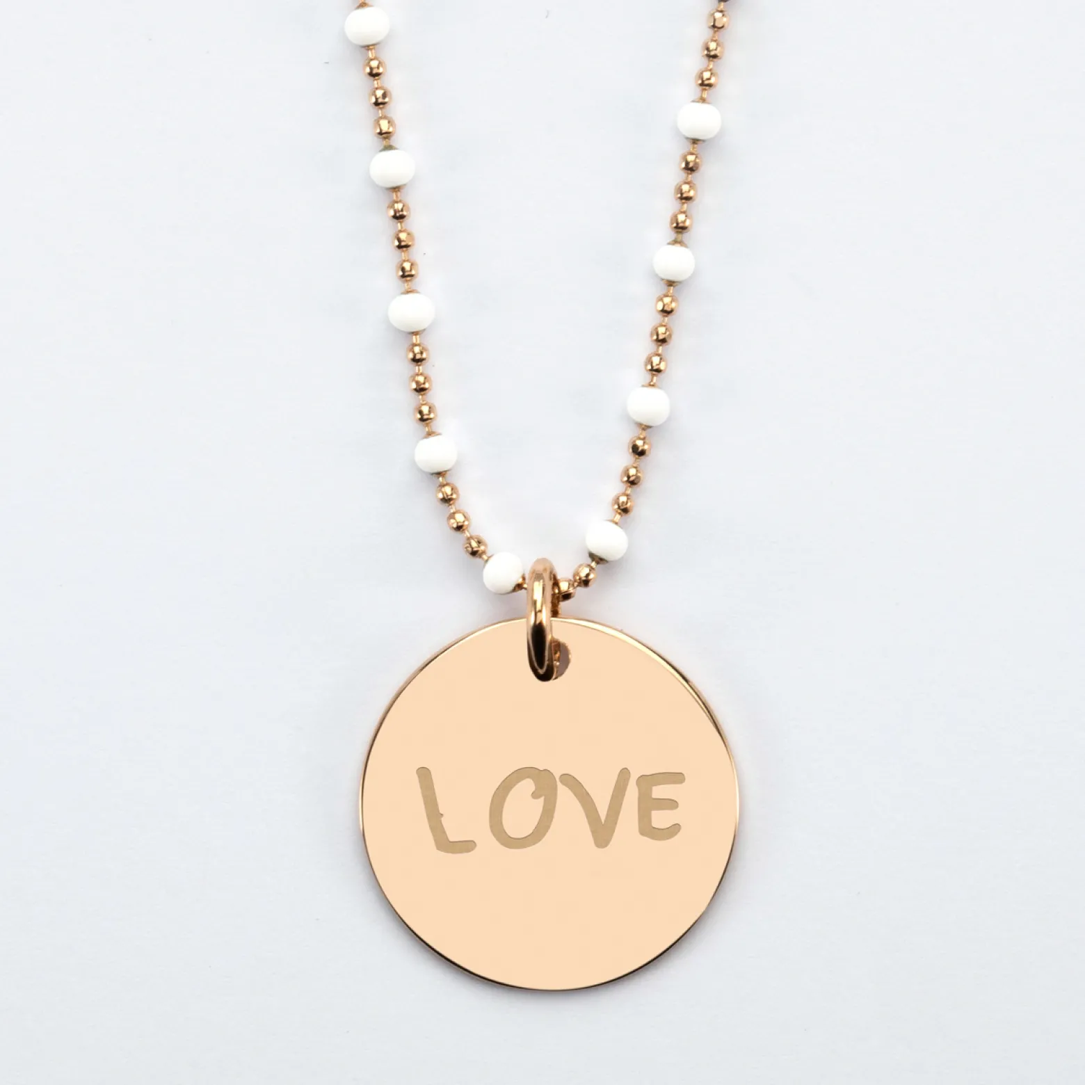 Collier perles colorées personnalisé médaille gravée plaqué or 19 mm