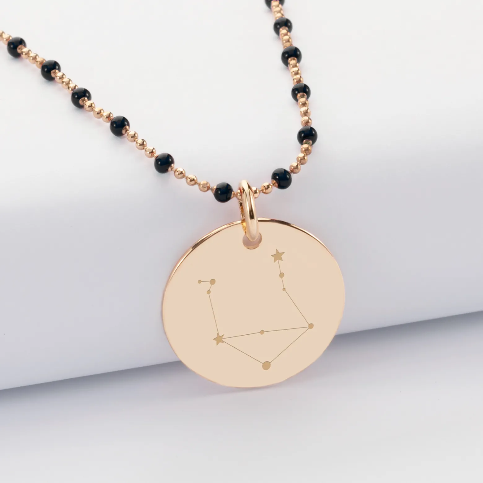 Collier perles colorées personnalisé médaille gravée plaqué or 19 mm