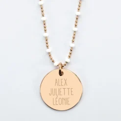 Collier perles colorées personnalisé médaille gravée plaqué or 19 mm