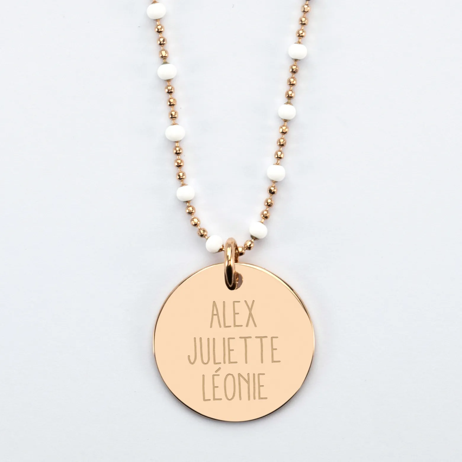 Collier perles colorées personnalisé médaille gravée plaqué or 19 mm