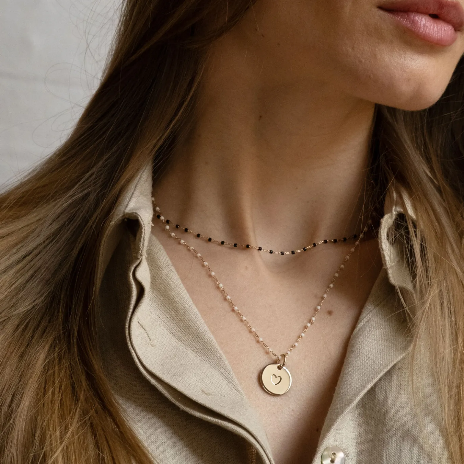 Collier perles Miyuki colorées personnalisé médaille gravée plaqué or coeur estampillé 15 mm - HappyBulle x Atelier Wagram