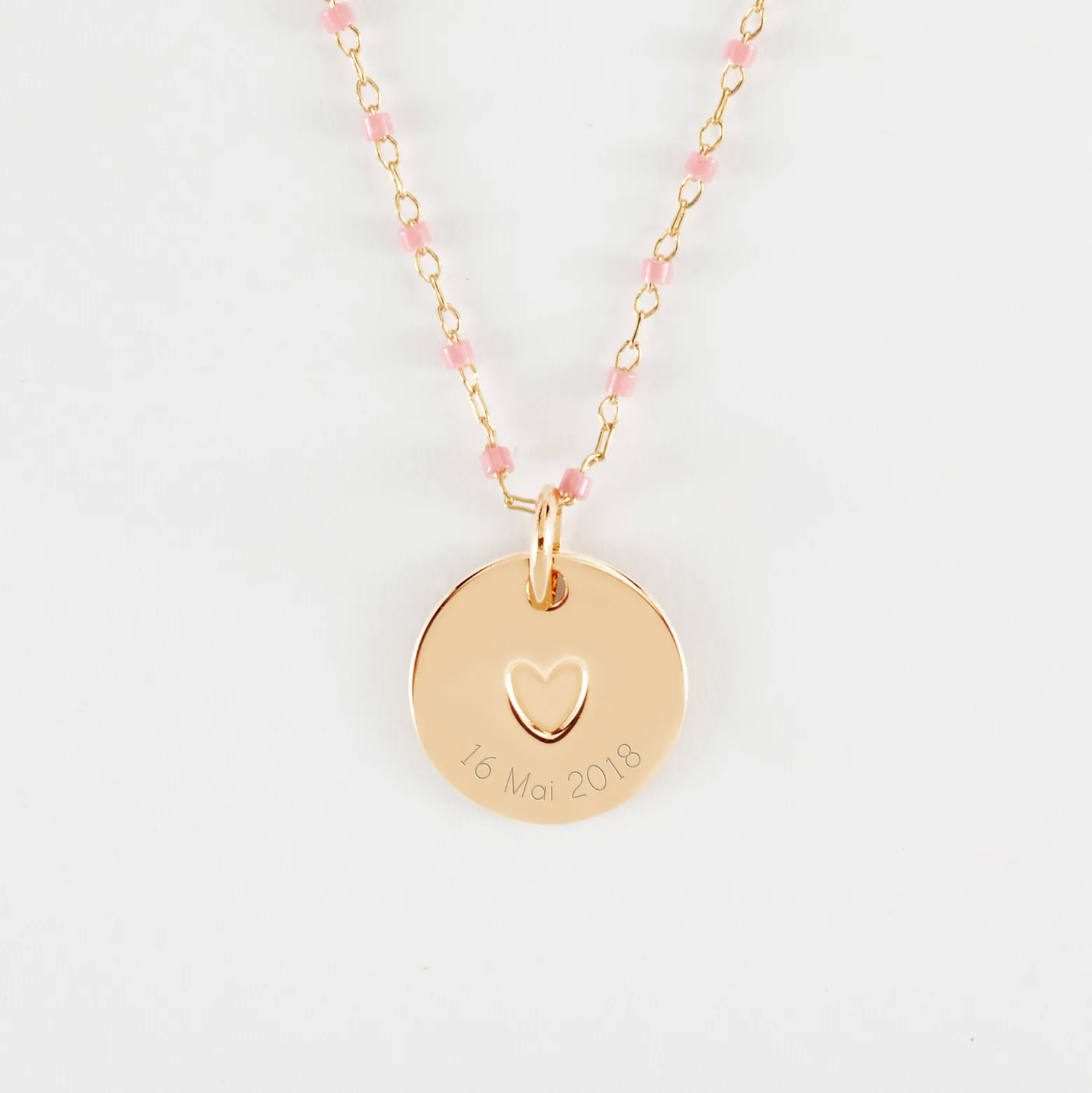 Collier perles Miyuki colorées personnalisé médaille gravée plaqué or coeur estampillé 15 mm - HappyBulle x Atelier Wagram