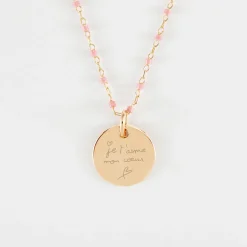 Collier perles Miyuki colorées personnalisé médaille gravée plaqué or coeur estampillé 15 mm - HappyBulle x Atelier Wagram