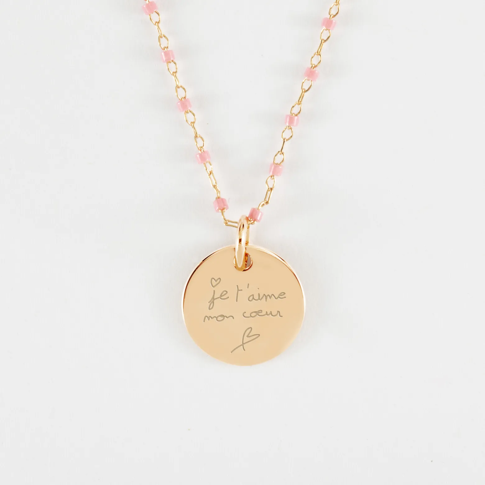 Collier perles Miyuki colorées personnalisé médaille gravée plaqué or coeur estampillé 15 mm - HappyBulle x Atelier Wagram