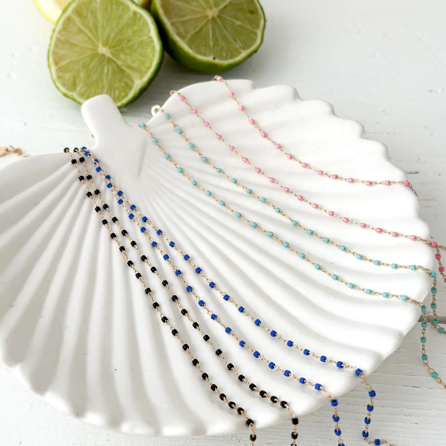 Collier perles Miyuki colorées personnalisé médaille gravée plaqué or coeur estampillé 15 mm - HappyBulle x Atelier Wagram