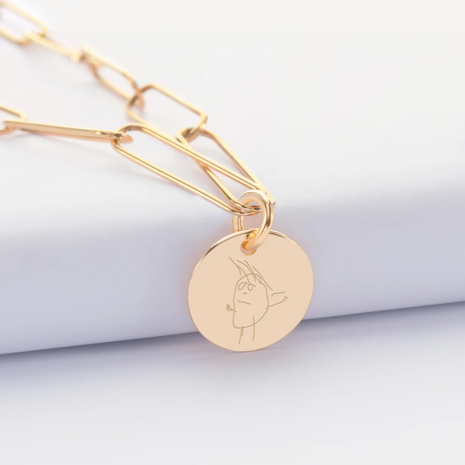 Collier personnalisé grandes mailles médaille gravée plaqué or 15 mm